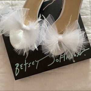 NEW Betsey Johnson 9.5 SB-LYLLA IVORY Feather Tulle Bow Heels